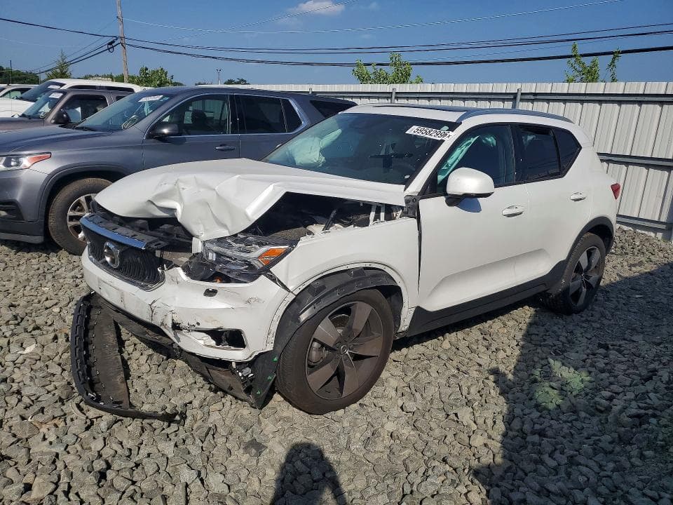 2021 VOLVO XC40 T5 MOMENTUM - 1
