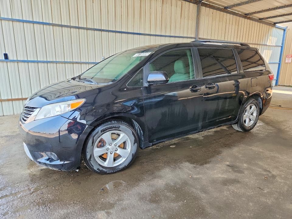 2017 TOYOTA SIENNA LE - 1