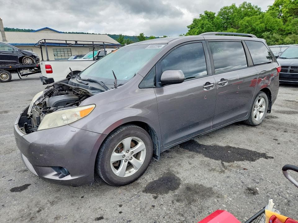 2017 TOYOTA SIENNA LE - 1