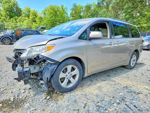 2017 TOYOTA SIENNA LE - 1
