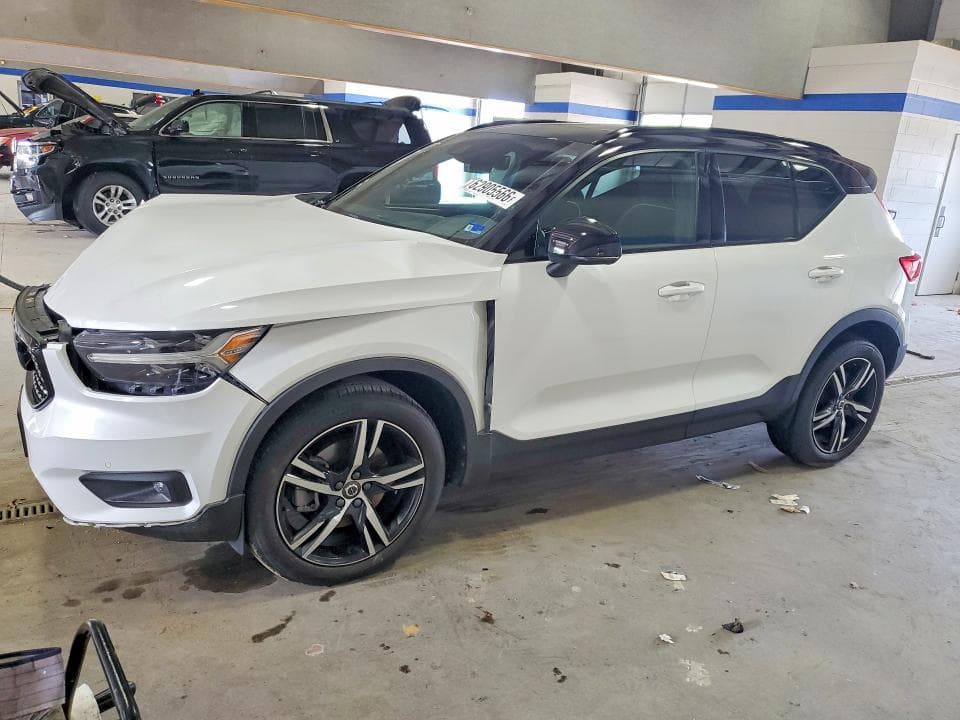 2022 VOLVO XC40 T5 R-DESIGN - 1