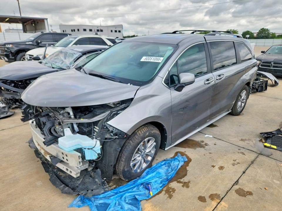 2026 TOYOTA SIENNA LE - 1