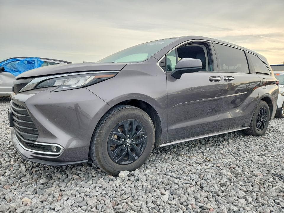 2022 TOYOTA SIENNA XLE - 1