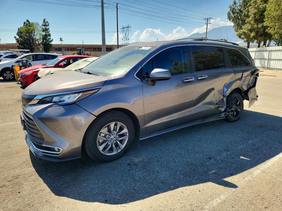 2021 TOYOTA SIENNA XLE - 1