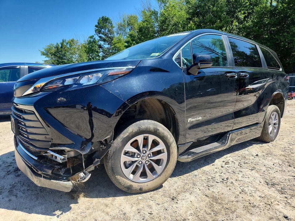 2024 TOYOTA SIENNA XLE - 1