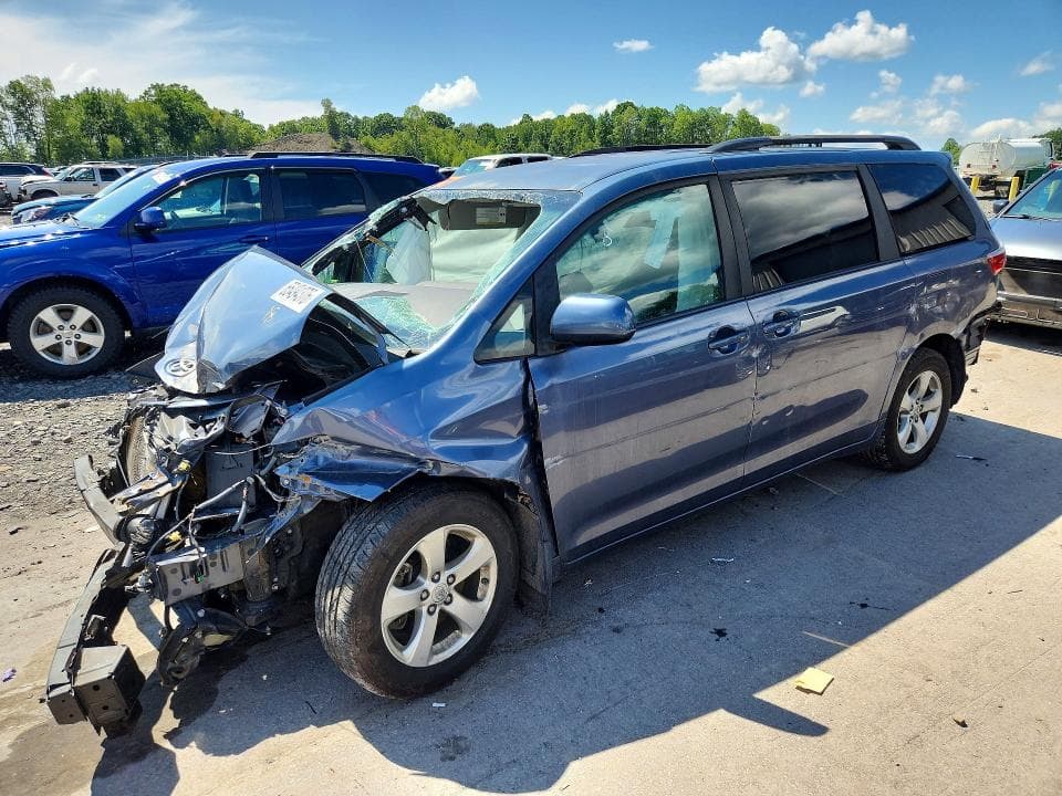 2017 TOYOTA SIENNA LE - 1