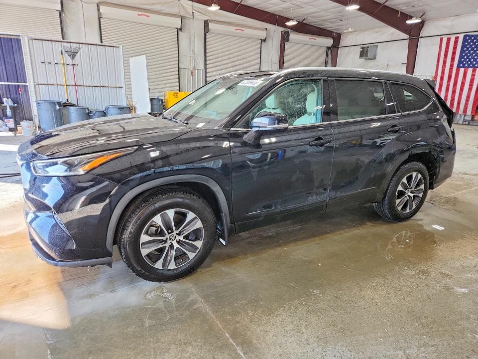 2021 TOYOTA HIGHLANDER XLE - 1