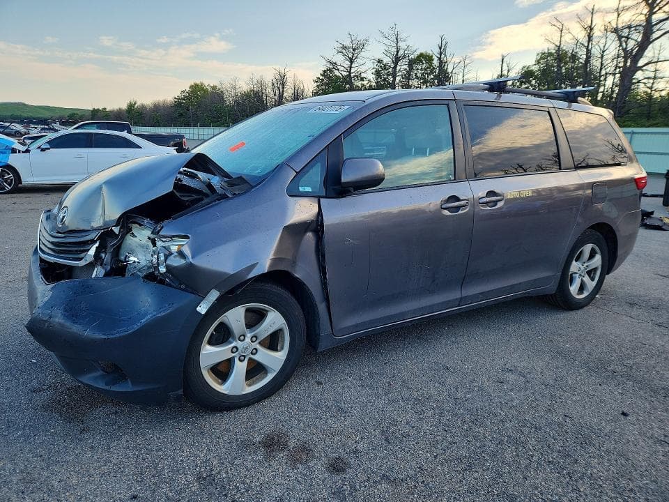 2017 TOYOTA SIENNA LE - 1