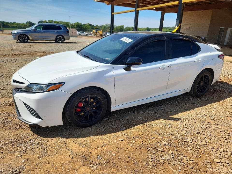 2018 TOYOTA CAMRY SE - 1