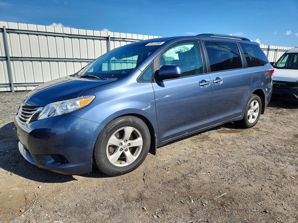 2017 TOYOTA SIENNA LE - 1
