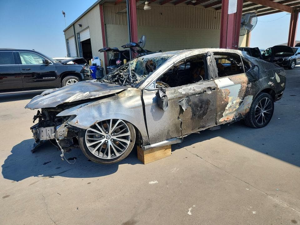 2019 TOYOTA CAMRY SE - 1