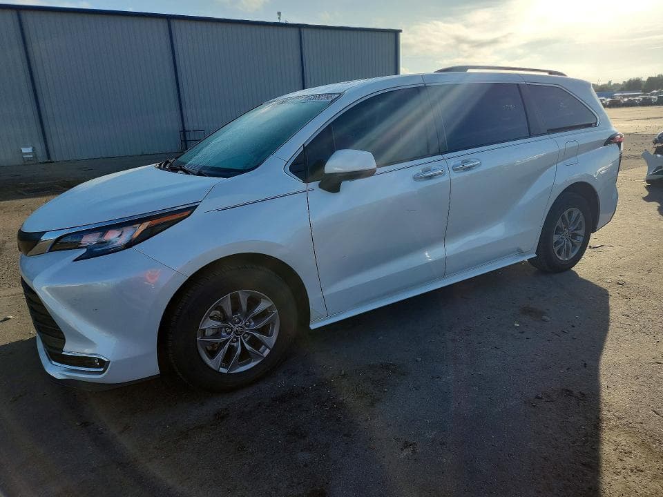 2022 TOYOTA SIENNA XLE - 1
