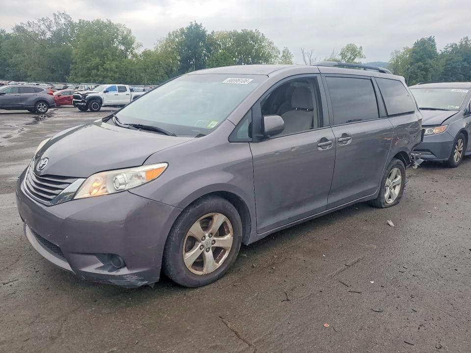 2017 TOYOTA SIENNA LE - 1