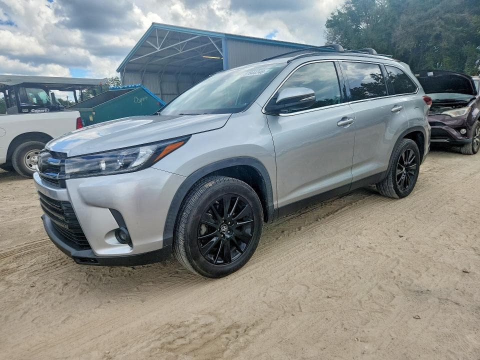 2019 TOYOTA HIGHLANDER SE - 1