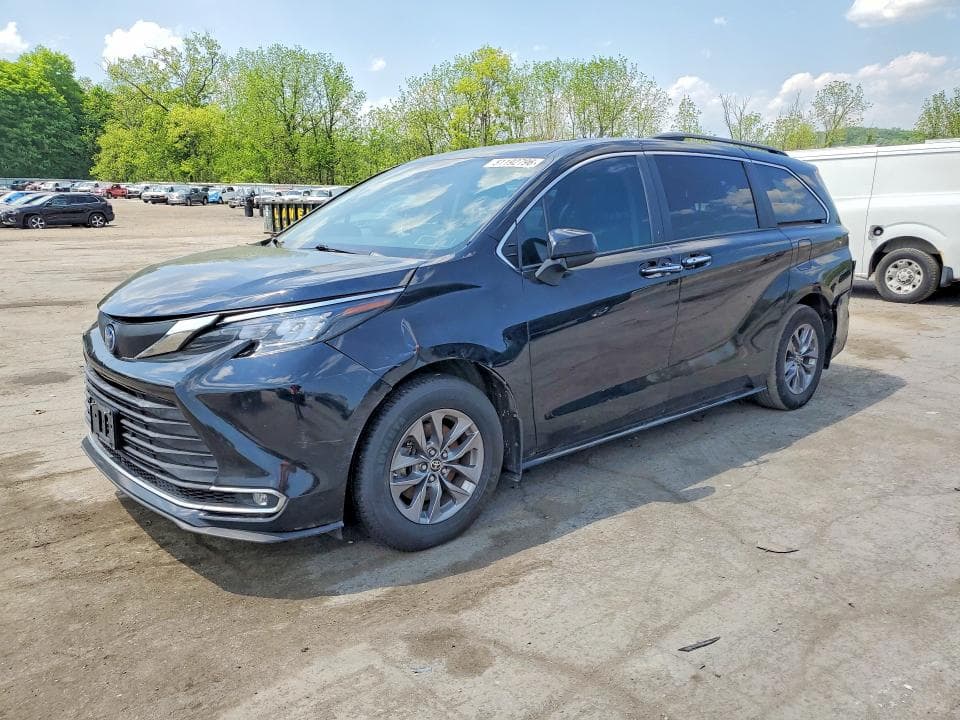 2024 TOYOTA SIENNA XLE