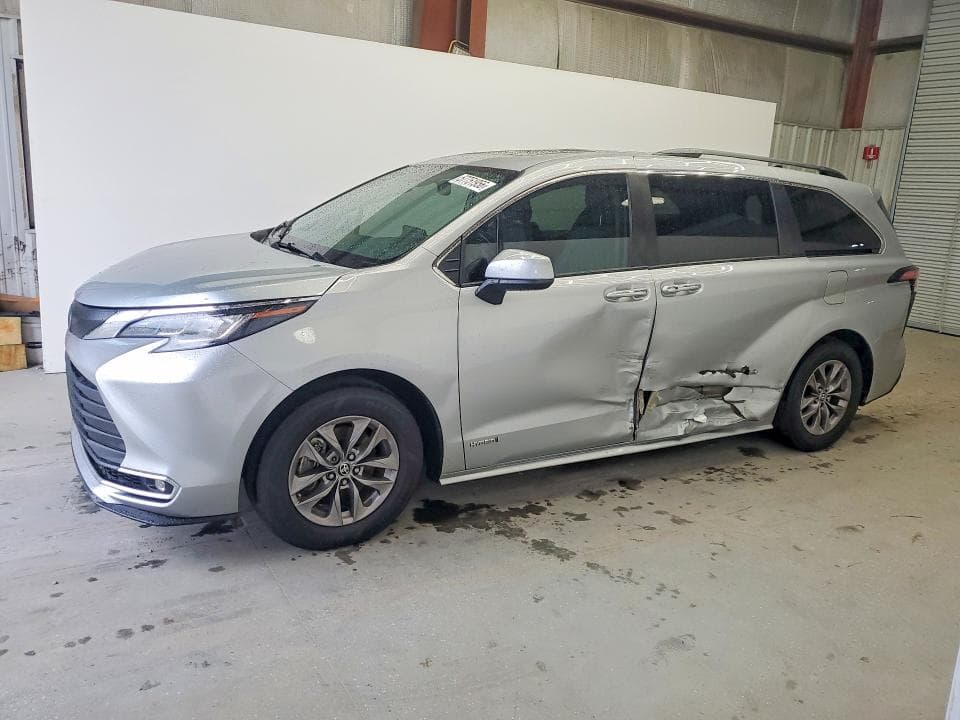 2021 TOYOTA SIENNA XLE - 1
