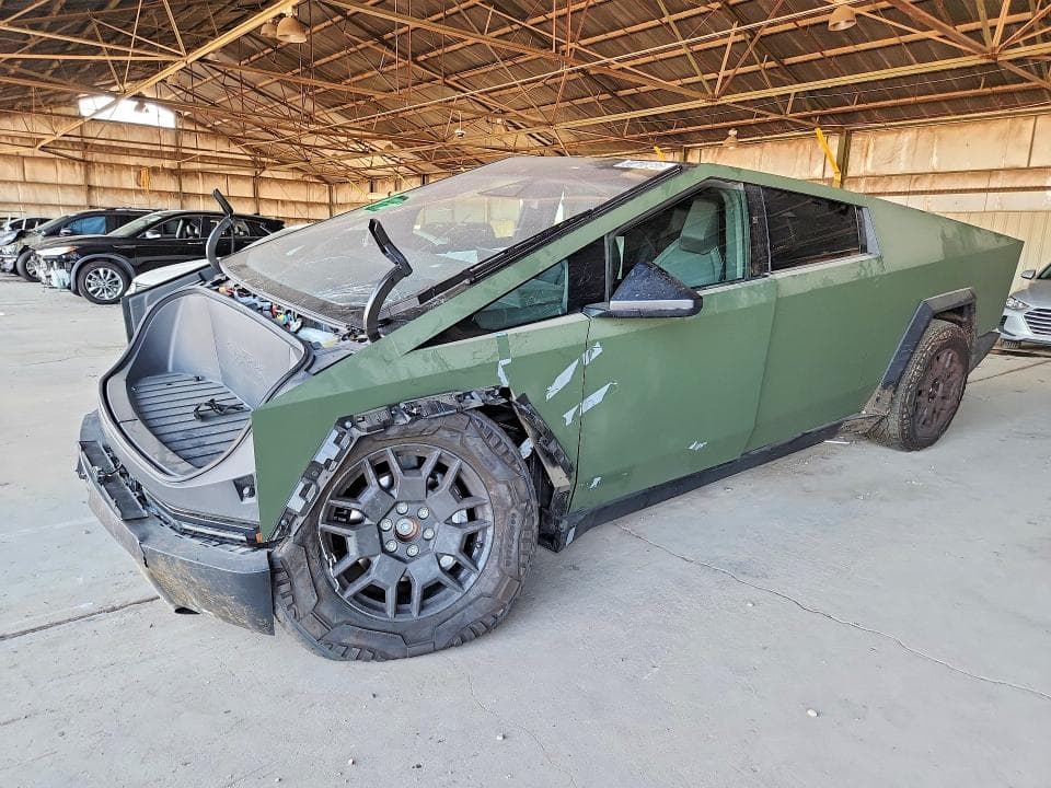 2025 TESLA CYBERTRUCK - 1
