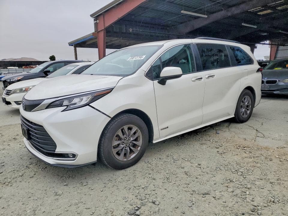 2021 TOYOTA SIENNA XLE - 1