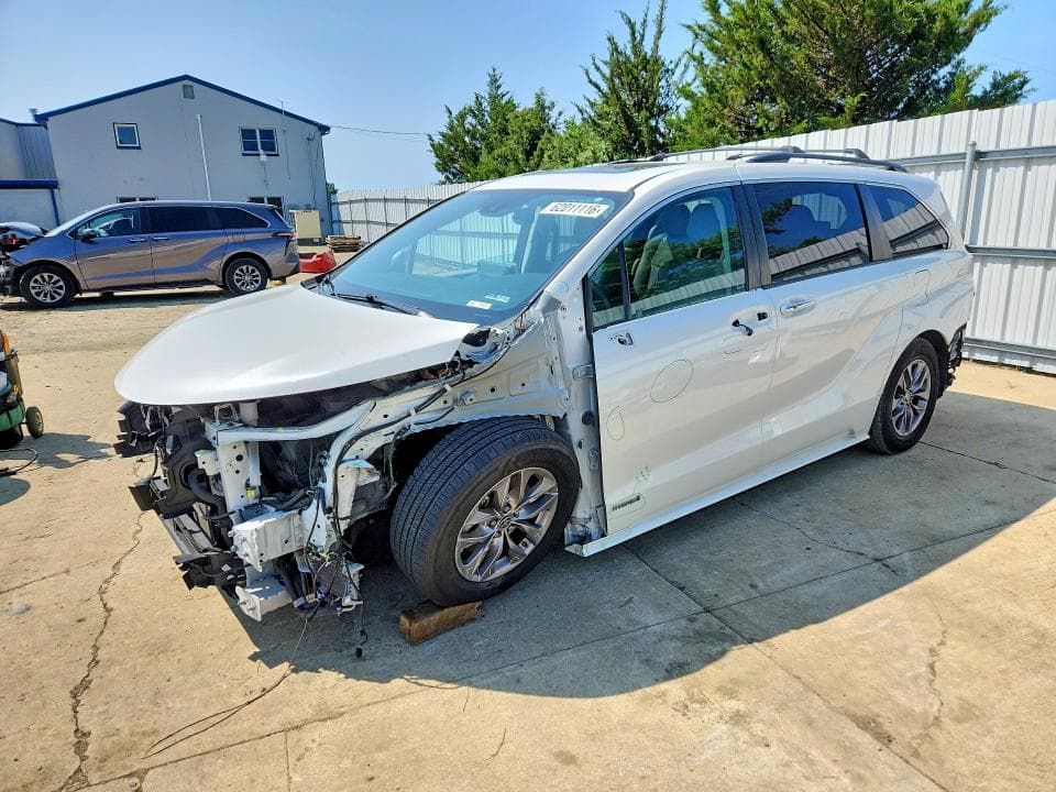 2021 TOYOTA SIENNA XLE - 1