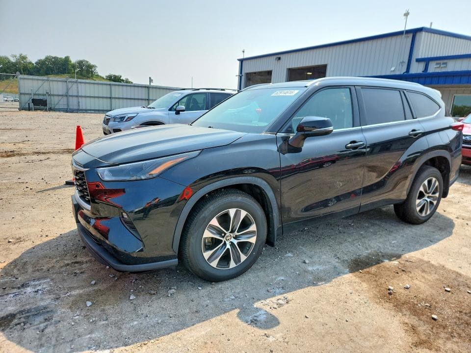 2022 TOYOTA HIGHLANDER XLE - 1