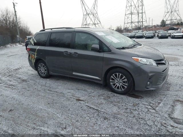 2020 TOYOTA SIENNA XLE - 1