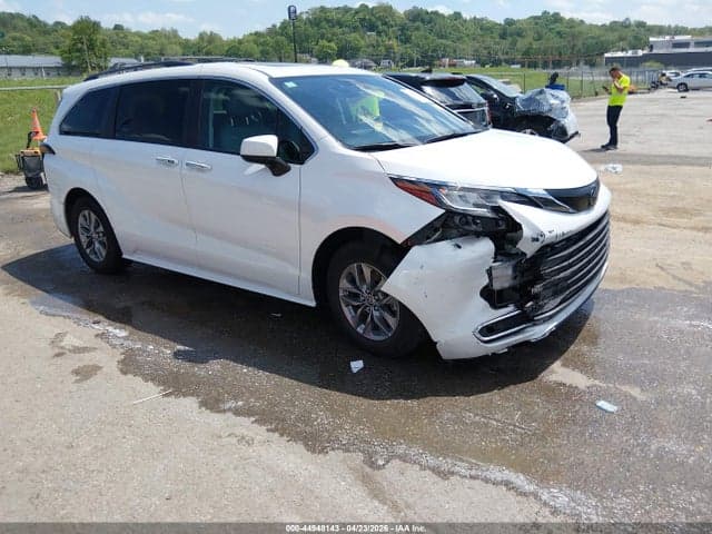 2022 TOYOTA SIENNA XLE - 1