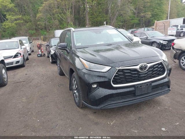2022 TOYOTA HIGHLANDER XLE - 1