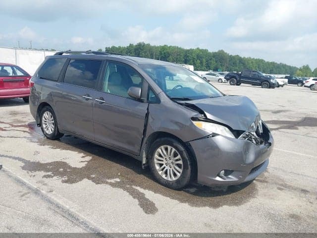 2017 TOYOTA SIENNA XLE PREMIUM 8 PASSENGER - 1