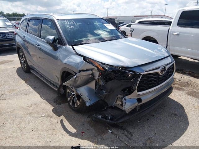 2022 TOYOTA HIGHLANDER XLE - 1